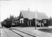 Hållplats anlagd 1928. Envånings stationshus i trä sammanbyggt med godsmagasinet.