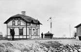 Hållplats anlagd 1906. Envånings stationshus i trä.