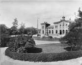 Stationen från gatusidan. Örebro station öppnades för allmän trafik 1862. Stationshuset ritades av Adolf Edelsvärd. Både stationshuset och bangården har renoverats flera gånger under tiden.