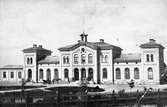 Centralstationen från gatusidan. Örebro station öppnades för allmän trafik 1862. Stationshuset ritades av Adolf Edelsvärd. Det byggdes av sten och täcktes  med plåttak. Både stationshuset och bangården har ombyggts flera gånger under tiden.