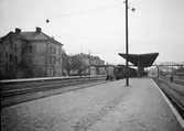Plattformar vid centralstationen. Spårsystemet utvidgades 1910. Genom borttagande av andra och fjärde spåret kunde breda plattformar anläggas mellan tågspåren.