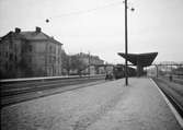 Plattformar vid centralstationen. Spårsystemet utvidgades 1910. Genom borttagande av andra och fjärde spåret kunde breda plattformar anläggas mellan tågspåren.