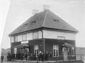 Stationen öppnades för trafik 1912. Stationshuset brann ner 1927. Efter det byggdes ett tytt stationshus.