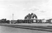 Trafikplats anlagd 1915. Tvåvånings stationshus i trä. Stationshuset kvar år 1995 som museum med bl a två uppställda EÖJ, Eksjö - Österbymo Järnvägs vagnar.
