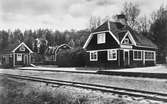 Stationshus i trä i två våningar. Stationen öppnades 1906. Upphörde på 1960-talet.