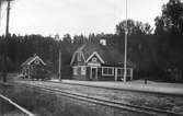 Stationshus i trä i två våningar. Stationen öppnades 1906. Upphörde på 1960-talet.
