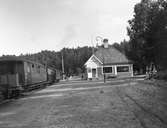 Stationshus i trä i två våningar. Stationen öppnades 1906. Upphörde på 1960-talet.