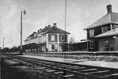 Centralstation. Station anlagd 1879. Stationshuset ritades av Adolf Edelsvärd.  Både stationshuset och bangården har ombyggts flera gånger under tiden.