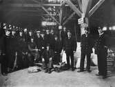 Fraktgodsmagasinets personal. Uniformerade enligt 1921 års uniformsreglemente.