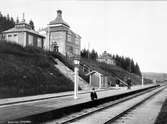 Stationens personal. Namnet var tidigare Österåsen. Trafikplats anlagd 1901. Tvåvånings stationshus i trä. Stationen öppnades 1902-01-01.