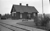 Hållplats anlagd 1934. Envånings stationshus i trä.