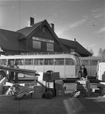 Bussar utanför stationen. Station öppnad 1.1.1916. Stort en- och enhalvvånings stationshus i trä