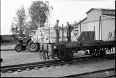 Lastning av godsvagn,Statens Järnvägar SJ Nmp 320453.