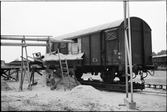 Lastning av godsvagn vid Myresjöhus industrispår. Godsvagnen står på en överföringsvagn.