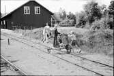 Barn med cykeldressin på Kvillsfors stations bangård.