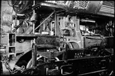 Lok- och vagnshallen i Tomteboda med Statens Järnvägar, SJ A 1001, som visar insidan av ett ånglok.