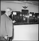 Trafikchef Nils Ahlberg framför modeller av I:a och III:dje klass personvagnar.