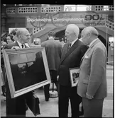 Tavelskådande herrar vid Stockholm Centrals 90 års jubileum.
