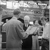 Herrar i samtal vid Stockholms Central 1961.