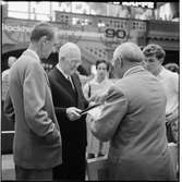 Besökare på utställningen i Stockholm Central 1961.