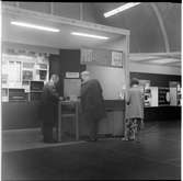 Herrar samt dam som nyttjar postkontoret kopplat till Järnvägsstationen vid utställningen i Göteborg 1962.