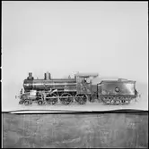 Modell av ånglok med nummer 93 på skorstenen.