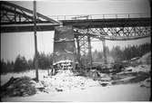 Bild tagen under ombyggnaden 1943 av bron över Skellefteälven vid Kusfors.