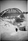 Bild från bygget av en ny bron över Byskeälven vid Myrheden. Observera att den nya bron byggdes under den befintliga fackverksbron. Bron byggdes om 1941.