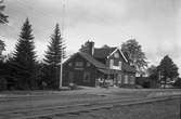 Hållplats öppnad 1.6.1877 
En- och en halvvånings stationshus i trä