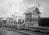 Första stationshuset från 1860. 1914 ombyggt Ett nytt stationshus i sten uppfördes med kungligt väntrum för resande till och från Tullgarn , Ombyggt 1914