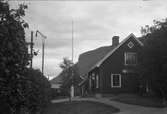 Stationen
Trafikplats anlagd 1902, och 1904 utökad med en bostadslägenhet. Envånings stationshus i trä. Moderniserat 1941
