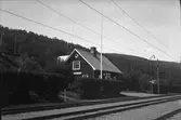Stationen
Trafikplats anlagd 1902, och 1904 utökad med en bostadslägenhet. Envånings stationshus i trä. Moderniserat 1941