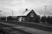 Hållplats anlagd 1902. Envånings stationsbyggnad i trä