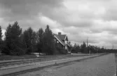Station anlagd 1917. En- och enhalvvånings stationshus i trä