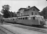 Stationen och rälsbusståg