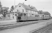 Stockholm Roslagens Järnvägar, SRJ motorvagn 3104 med personvagn och resgodsfinka vid Gimo station.