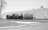 Smalspåriga, 891 mm, växellok Dannemora Gruva. Från höger: dieseldrivet lok, lok ursprungligen från Kalmar - Berga Järnväg, KBJ lok 5 