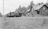 Svenska Järnvägsklubbens, SJK utflyktståg vid Högen station på linjen Harmånger - Bergsjö. Lokomotor Statens Järnvägars, SJ Z4p.