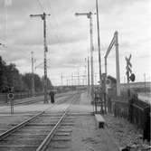 Väntande semaforskötare intill plankorsning vid Östersund Västra. Järnvägen elektrifierades 1945.