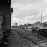 Arbetsbild. Grusning av Storumans bangård. Lossning från Oa-vagn.