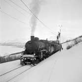 Statens Järnvägar, SJ B. Reparation av skador efter snöskred på Malmbanan i närheten av Riksgränsen. Eftersom kontaktledningen var skadad fick ångloket rycka in och dra reparationståget.