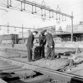 Stockholms centralstation. Personal i arbete. Förman undervisar nybörjare angående dvärgsignal.