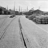 Helsingborg. Spåret mellan Helsingborg C och Helsingborg F. Till höger i bild ligger huggna stenblock som används till stödmur, såsom kajkant eller plattformskant.