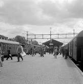 Resande på Nässjö station. Lyktan som är placerad på personvagnen till höger i bild kallas slutsignallykta. Den markerar sista fordonet i ett tåg .