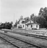 Ramnäs station. Järnvägen elektrifierades 1956.