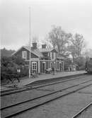 Skultuna station anlagd 1876. Vid sidan om stationshuset står en personbil med gengasaggregat.