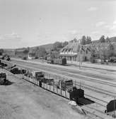 Smedjebacken station och bangård. Järnvägen elektrifierades 1956.