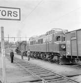 Statens Järnvägar,SJ M 610 1088, inkopplat på Fagersta Centrals bangård, som då gick under namnet Västanfors. Loktypen med  axelanordningen CoCo erhöll vid leveranserna 1944-45, litterabeteckningen M, vilken under 1956 efter leverans av andra Ma-lokserien ändrades tilll Mg.