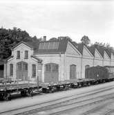 Karlshamns järnvägsverkstäder med diverse godsvagnar i förgrunden, bland andra KVBJ 301, BKB 1115, BKB 1128.