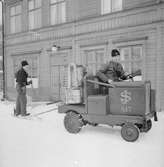 Statens Järnvägar, SJ 417, plattformstraktor med snöplog, i arbete på Ånge station.